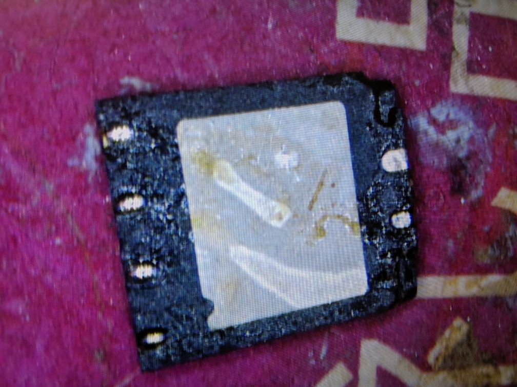 damaged SPI flash chip with VCC and SI pads missing